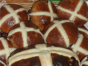 WHOLEMEAL HOT CROSS BUNS WITH EARL GREY & APPLE
