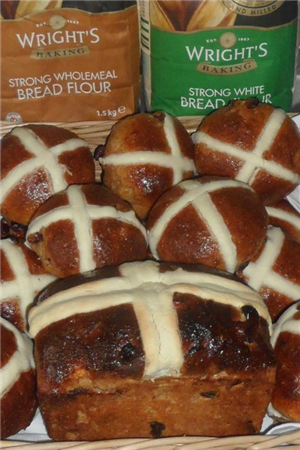 WHOLEMEAL HOT CROSS BUNS WITH EARL GREY & APPLE