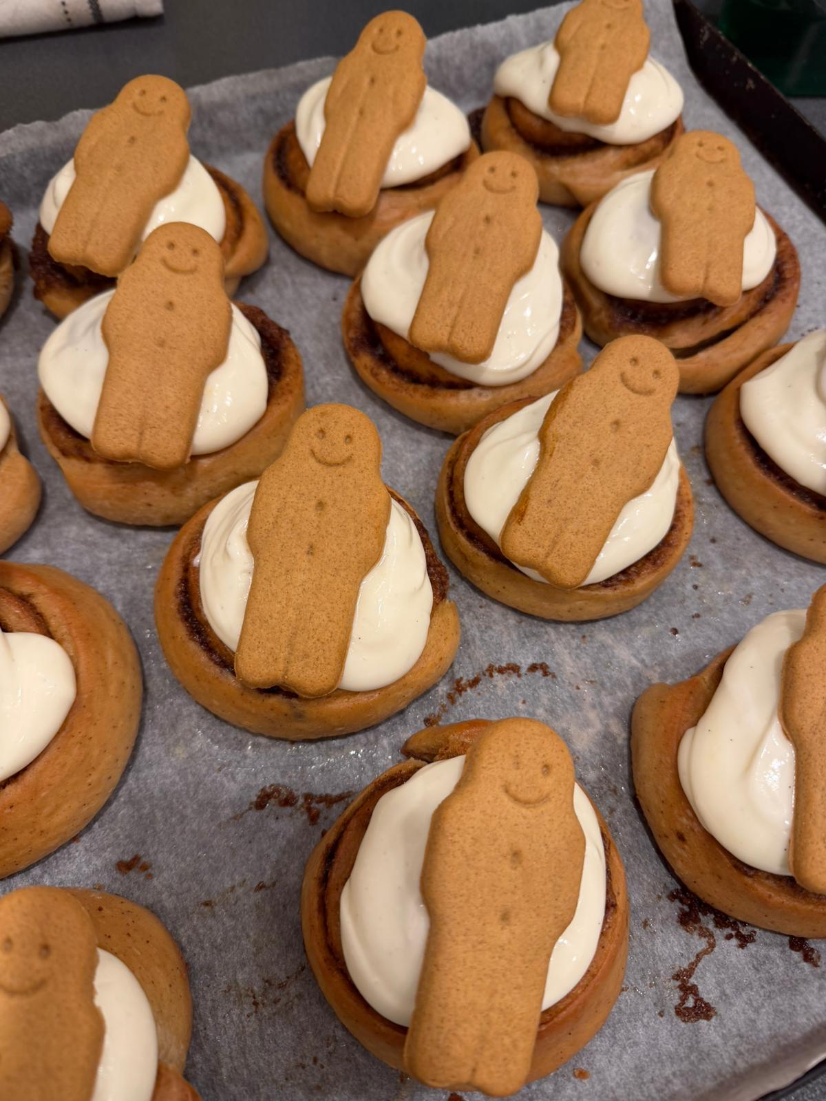 Christmassy Gingerbread Cinnamon Rolls