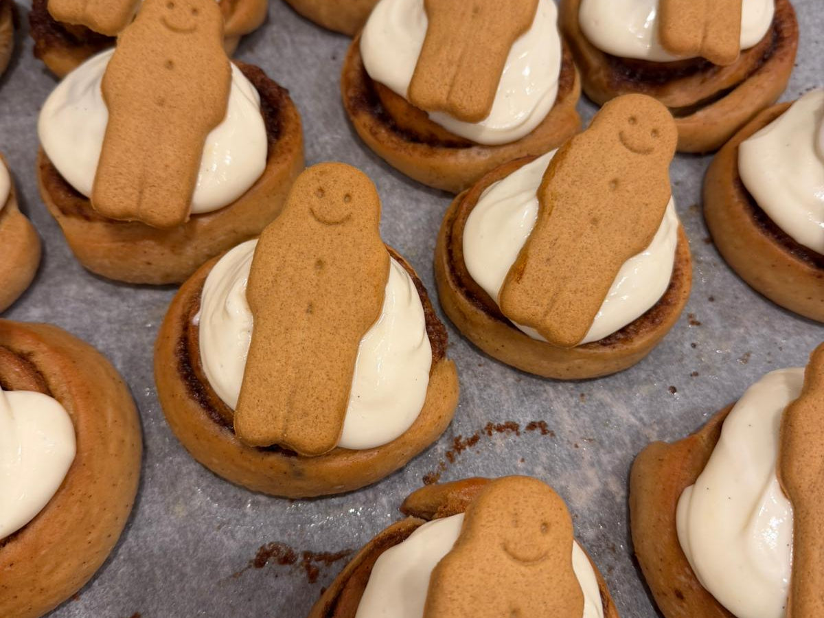 Christmassy Gingerbread Cinnamon Rolls